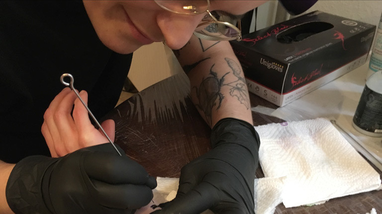 Pauli ist Hobby-Stick'n'Poke-Tätowiererin.