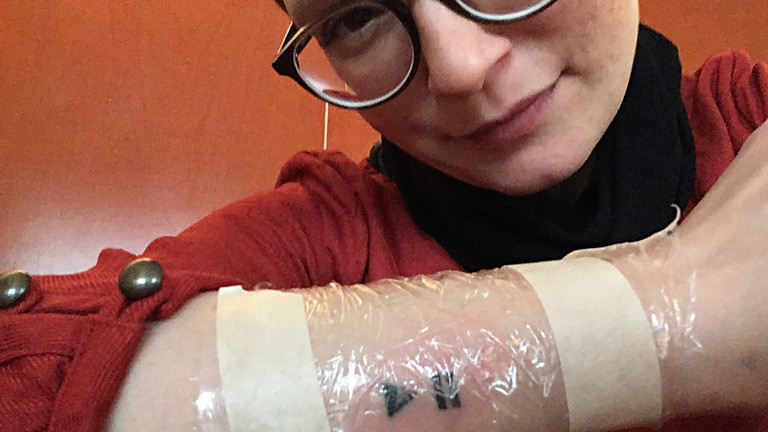 Lydia Herms mit ihrem frisch gestochenen Tattoo.