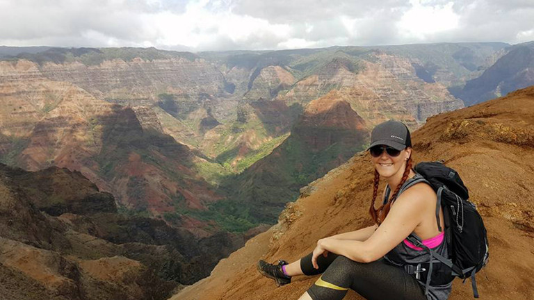 Caro nach drei Stunden Wanderung am Aussichtspunkt des Waimea Canyons auf der Insel Kaua’i.