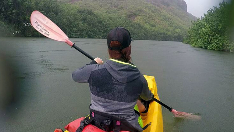 Caro auf dem Wailua River. Beim Kayak-Fahren auf Kauai gab es auch Wasser von oben – es der regenreichste Ort der Welt.