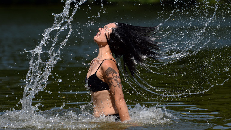 Jessica Lee an einem Berliner See.