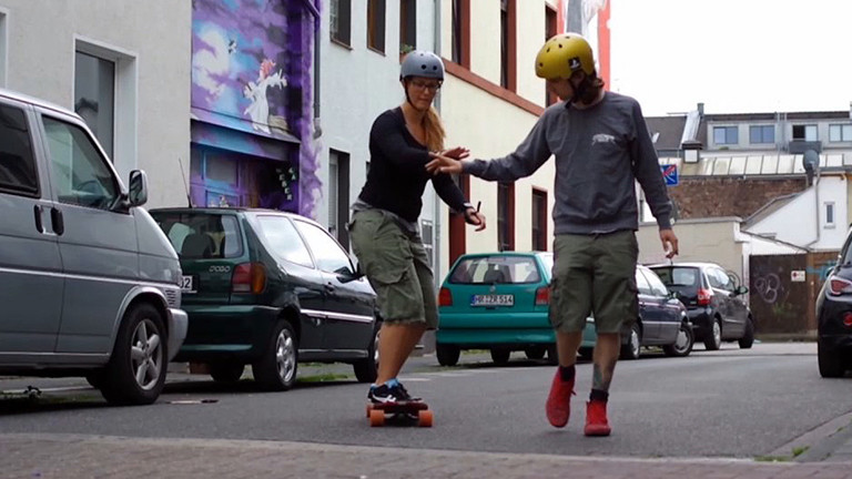 Caro Köhler übt Longboarden.