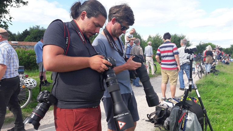 Planespotter checken die Displays ihrer Kameras.