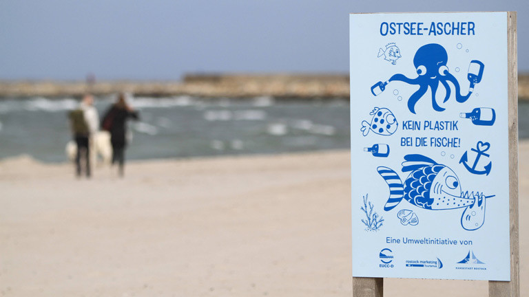 Ein Schild auf dem steht: "Kein Plastik bei die Fische."