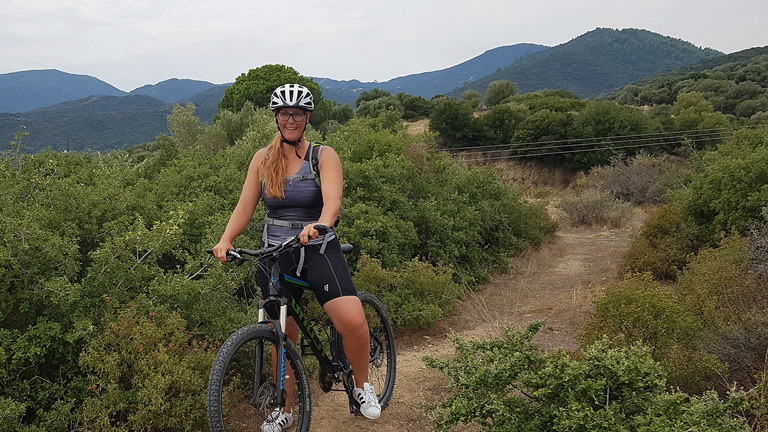 Caro Köhler beim Mountainbiken.