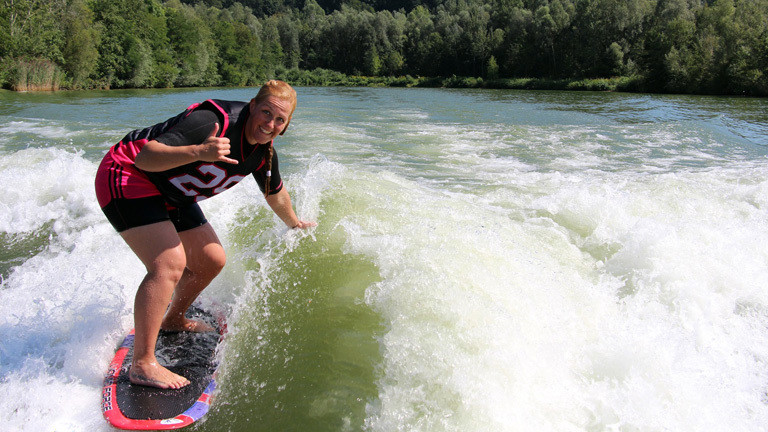 Caro Köhler beim Wakesurfen