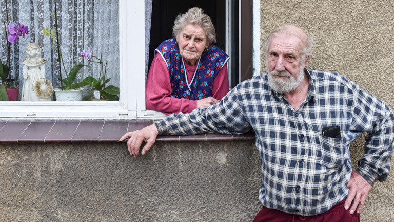 Erika Kühne und Paul Urbanek, die noch übrig gebliebene Bewohner des Örtchens Alwine.