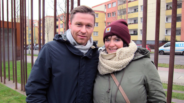 Nicole und David an der Gedenkstätte Bernauer Straße