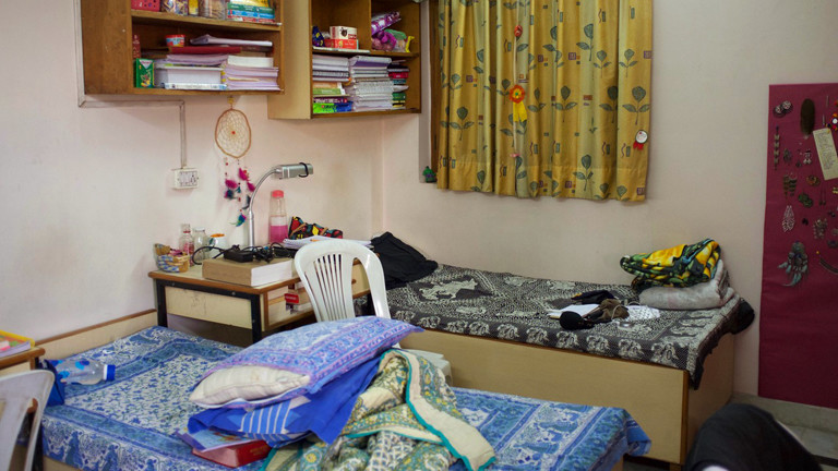 Eine Zelle: drei Mal vier Meter, drei Betten, drei Tische. Manjari und Shreya teilen sich ein Zimmer.