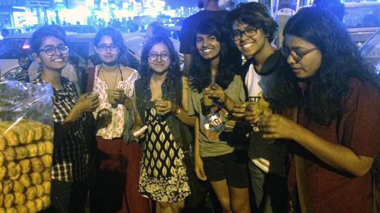Die Studentinnen abends am Teestand: Anusha, Gayatri, Ishani, Manjari, Shreya und Mansi.