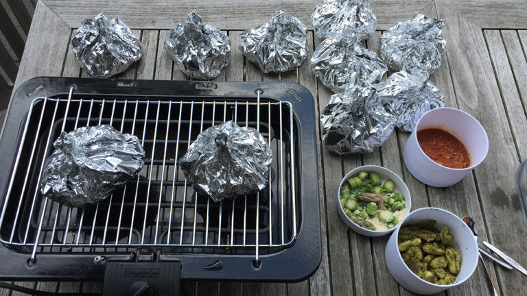 Hobo-Dinner auf dem Grill.