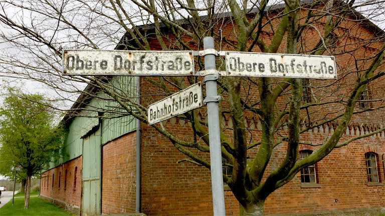 Straßenschilder in Löwenstedt.