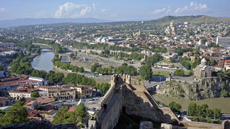 Blick über die georgische Hauptstadt Tiflis.
