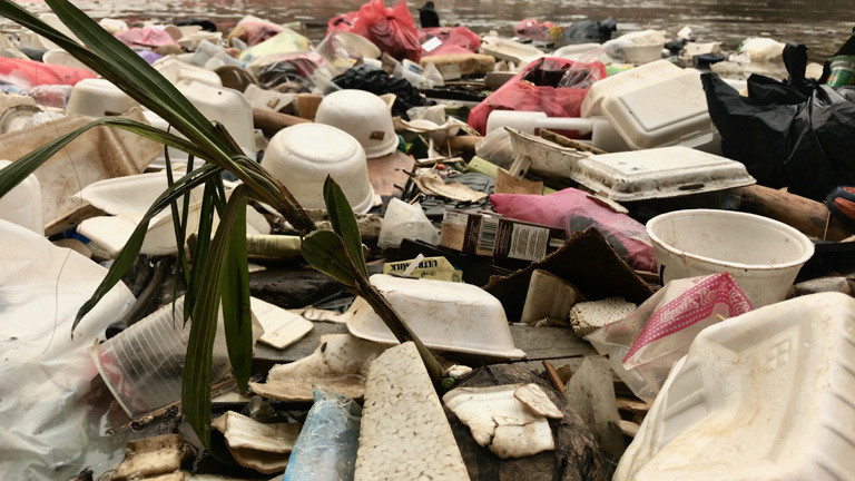 Plastikmüll im indonesischen Fluss Citarum.