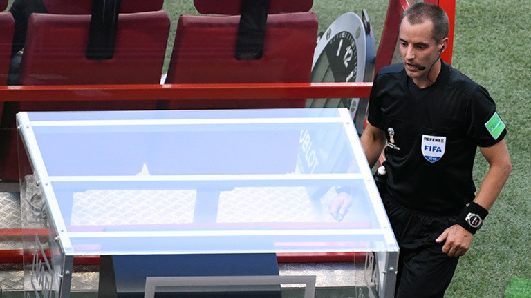 Schiedsrichter Mark Geiger schaut sich nach dem Treffer zum 1:0 den Videobeweis an