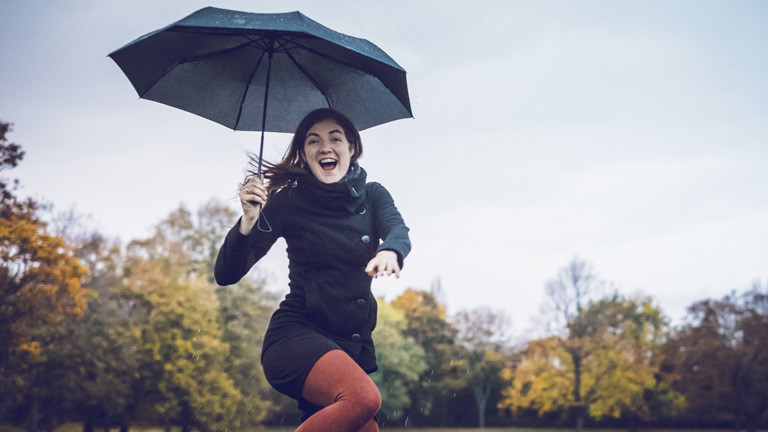 Frau bei Regen.