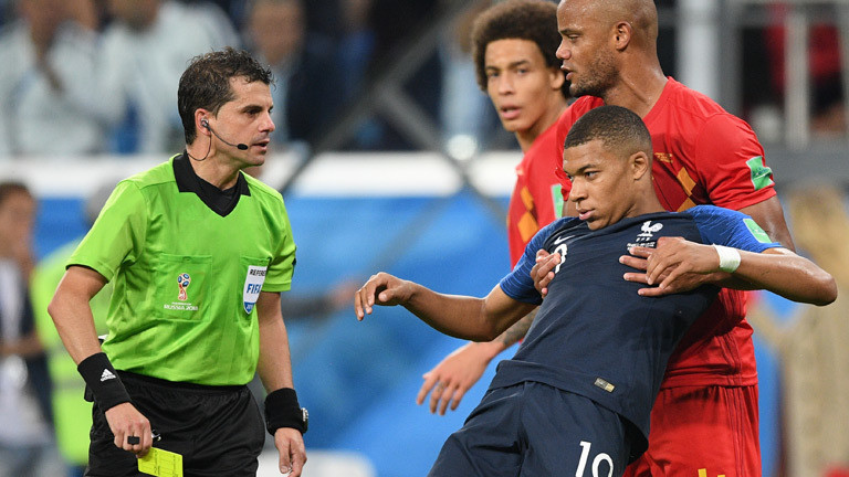 Schiedsrichter Andres Cunha zeigt Frankreichs Nationalspieler Kylian Mbappe eine Gelbe karte während des WM-Halbfinalspiels zwischen Frankreich und Belgien.