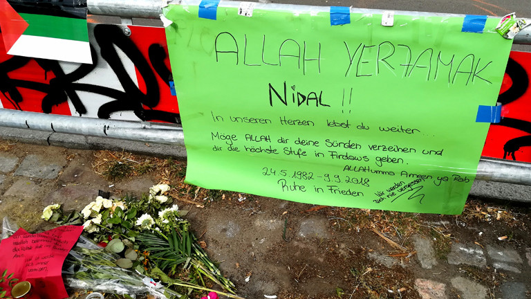 Ein Plakat erinnern an den ermordeten Nidal R.