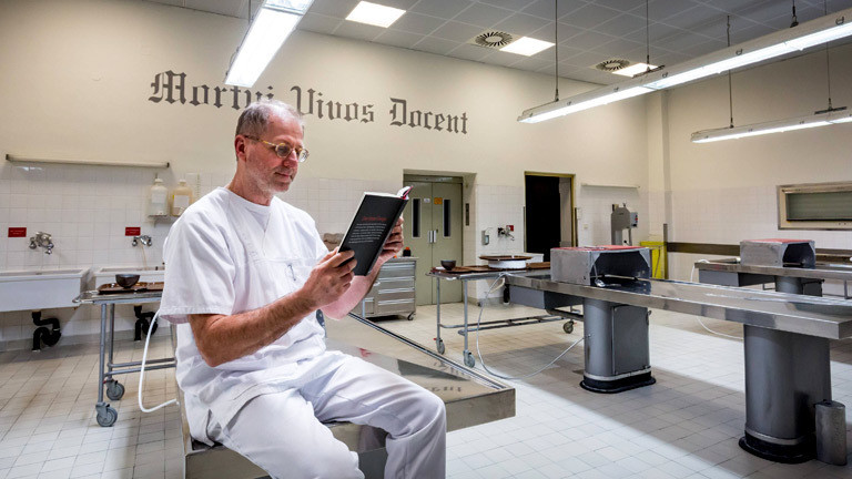 Sektionssaal im Institut für Pathologie des Klinikums Schwabing in Muenchen. Im Rahmen des Krimifestivals Muenchen werden hier Lesungen abgehalten, so liest hier Leichenpraeparator Alfred Riepertinger aus seinem Buch - Mein Leben mit den Toten. rote Gummihandschuhe für die Arbeit der Pathologen.