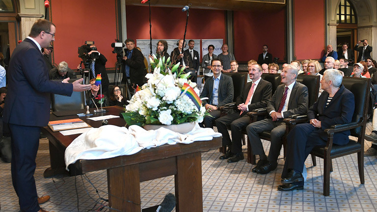 Standesamtbeamter Gordon Holland traut am 01.10.2017 im Rathaus Schöneberg in Berlin Karl Kreile (r) und Bodo Mende. Gleichgeschlechtliche Paare können sich ab heute auch in Deutschland trauen lassen.