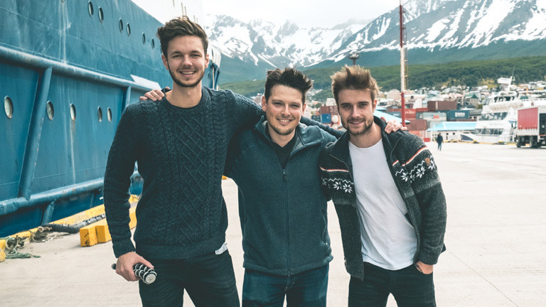 Tim David Müller-Zitzke, Michael Ginzburg und Dennis Vogt im Hafen der Stadt Ushuaia.