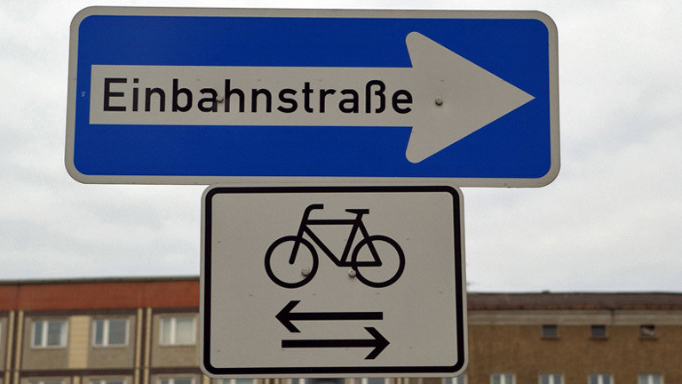 Ein Schild, das es Fahrradfahrern erlaubt, in einer Einbahnstraße in beiden Richtungen zu fahren.