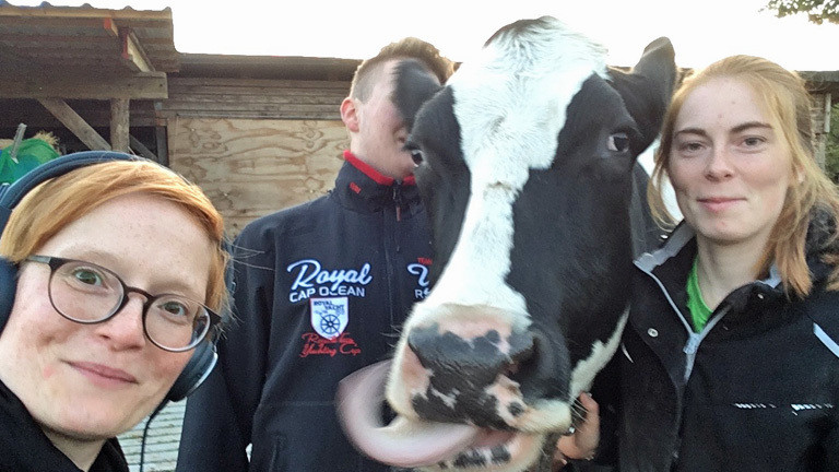 Lydia mit Kuh Betty und Kuhreiterin Lucy.