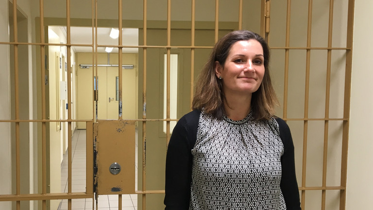 Die Gefängnispsychologin Nicole Borchert steht vor einer Gittertür in der JVA Leipzig.