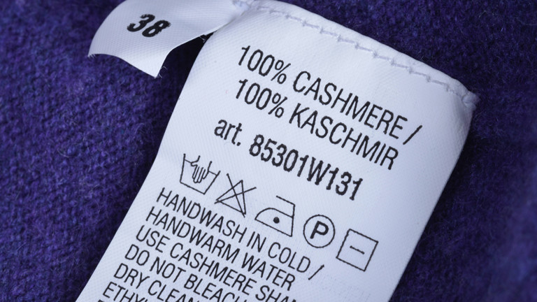 Waschzettel in einem Kaschmirpullover.