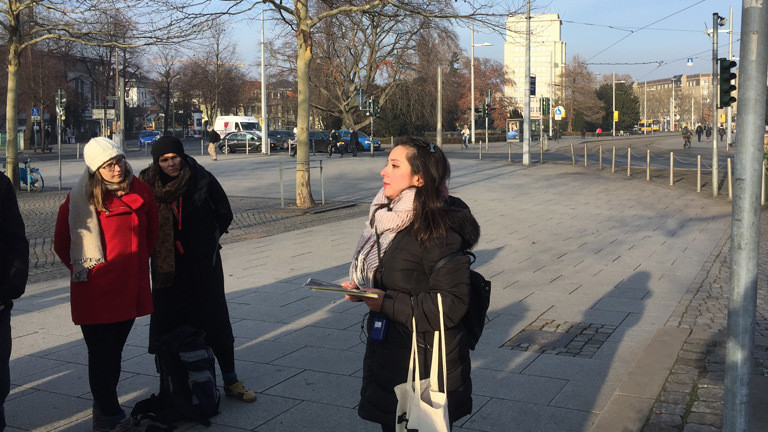 Die Syrerin Loubna Al Azzawi führt Gäste durch ihre Stadt.