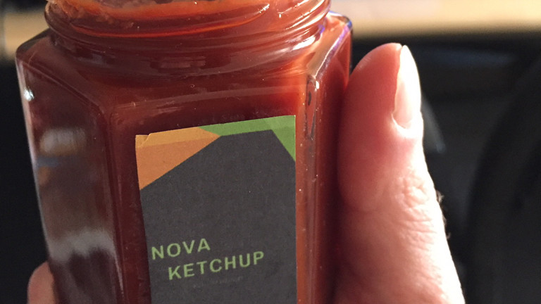 Glas mit selbst gemachtem Ketchup