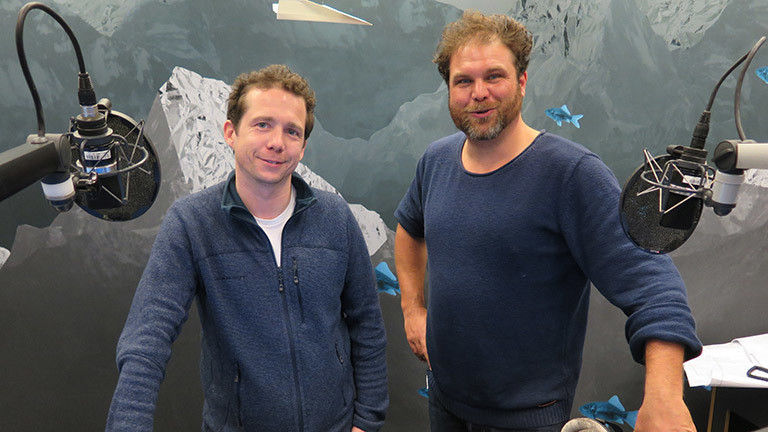 Der gelernte Koch Moritz Kiener zu Besuch im Deutschlandfunk-Nova-Studio mit Moderator Paulus Müller.