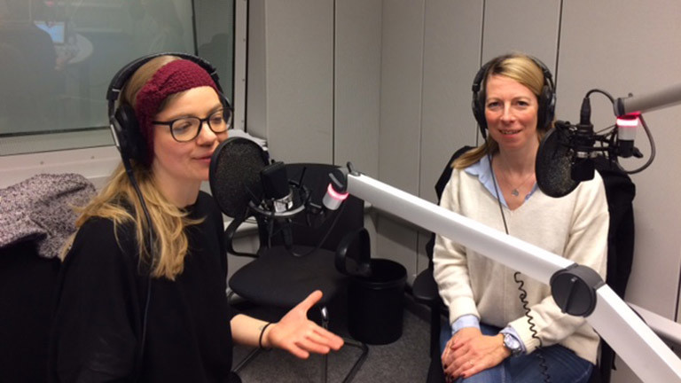 Sprechtrainerin Ien Svea Bäumler im Gespräch mit Deutschlandfunk-Nova-Moderatorin Jenni Gärtner.
