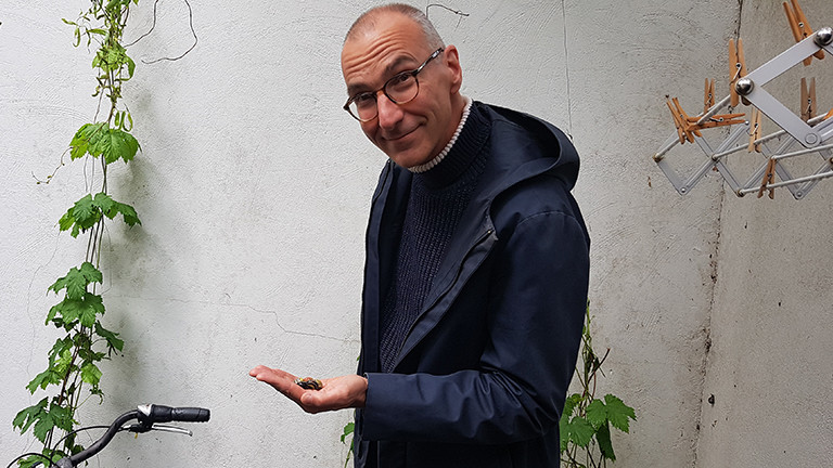 Evolutionsbiologe Menno Schilthuizen hält ein paar Schnecken in seiner Hand.