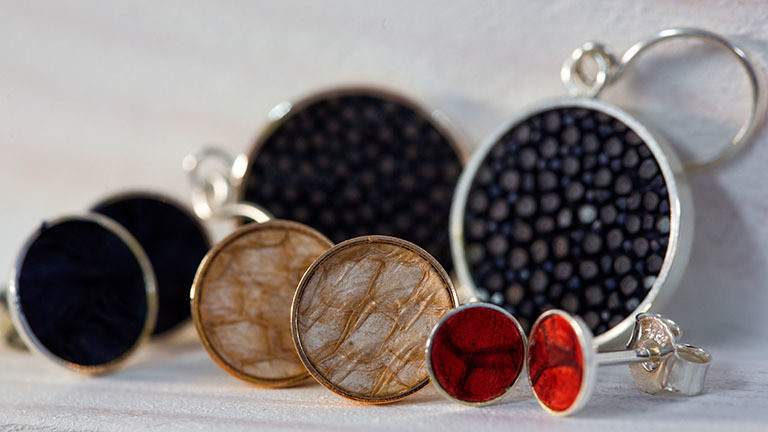 Ringe und Ohrringe aus Fischleder.