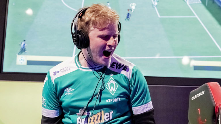 Michael Bittner (MegaBit), Deutscher Meister der Virtual Bundesliga (VBL) beim "Grand Final" der Virtual Bundesliga.