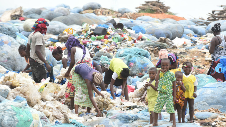 Frauen und Kinder sortieren Plastik auf einer Mülldeponie in Abidjan, der Hauptstadt der Elfenbeinküste.