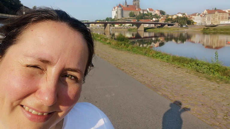 Deutschlandfunk-Nova-Reporterin Tina Howard macht Halt im sächsischen Weinort Diesbar-Seußlitz.