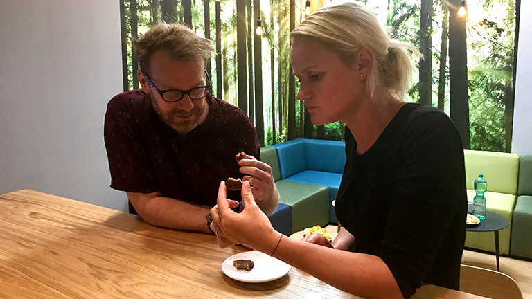 Christian Schmitt und Steffi Orbach probieren vegetarische Burger-Pattys.