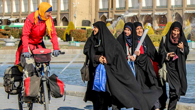 Iranische Frauen freuen sich über Heike Pirngrubers Anblick auf dem Fahrrad.