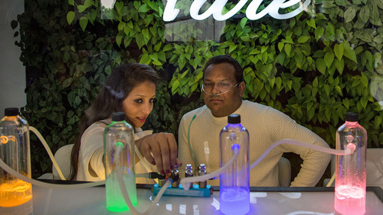 Eine Bar in Delhi, in der Kunden gegen Geld reinen Sauerstoff atmen können.