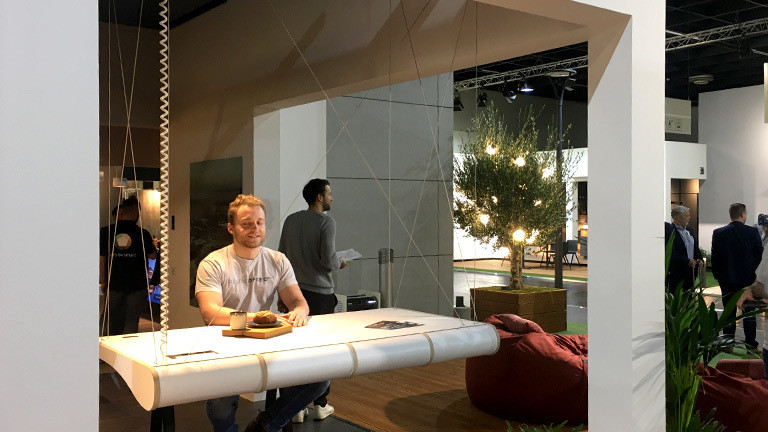 Höhenverstellbare Arbeitsplatte auf der Internationalen Möbelmesse in Köln.