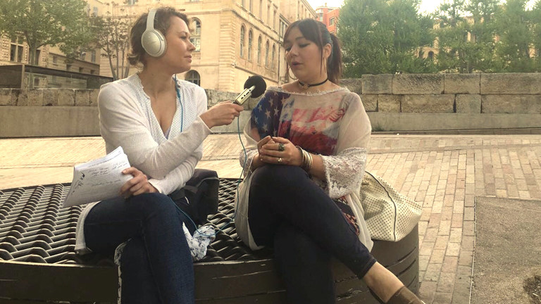 DRadio-Wissen-Reporterin Hanna Ender mit Le-Pen-Unterstützerin Delphine, 27 Jahre alt.