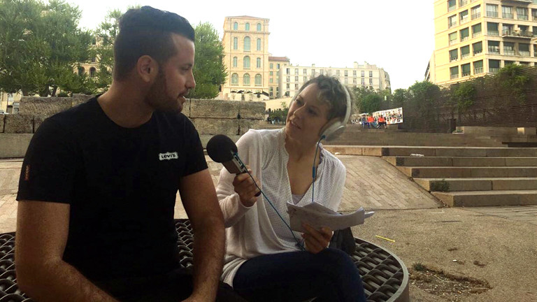Le-Pen-Aktivist Enzo im Gespräch mit DRadio-Wissen-Reporterin Hanna Ender