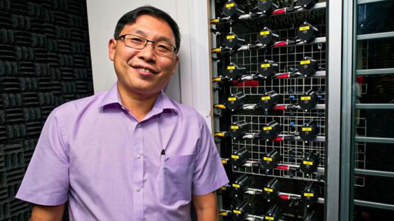 Nanyang Technological University vor dem Prototypen der Noise Cancellation Aparatur.