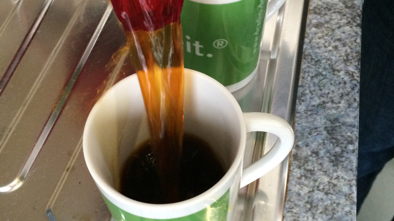 Kaffee wird in eine Kaffeetasse gegossen.