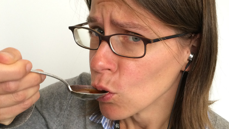 Moderatorin Grit Eggerichs probiert den Kaffee.