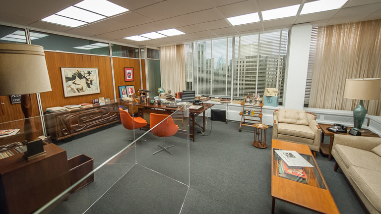 Bühnenbild von Don Drapers Büro mit Requisiten.