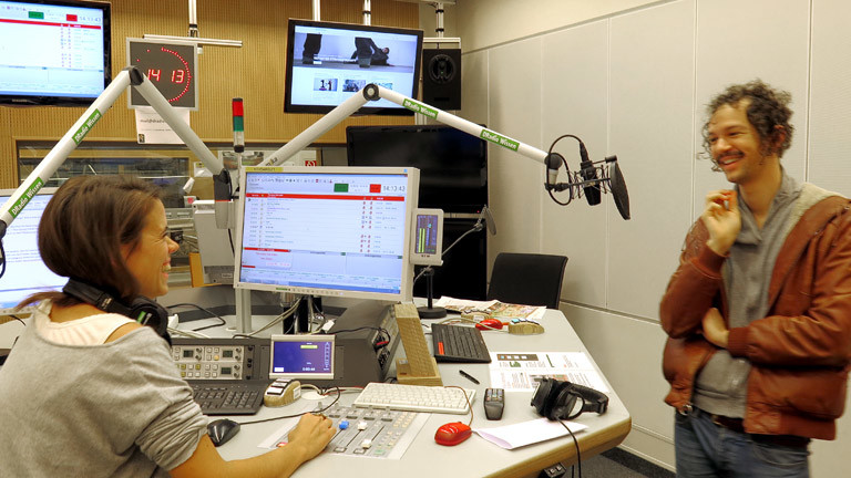 Inga Hinnenkamp und Darwin Deez im DRadio-Wissen-Studio.