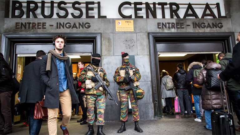 Sicherheitsleute und lange Schlangen vor dem Bahnhof in Brüssel.